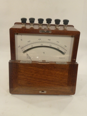 Antikes historisches Thermometer im Holzkasten